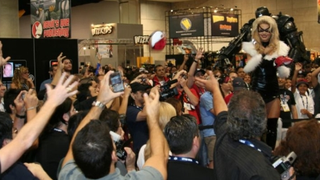 Marvel Brings Con, Good Taste, To Standstill With Fashion Show